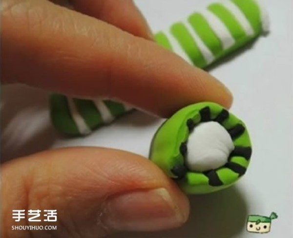 Illustration of making handmade clay kiwi slices with ultra-light clay kiwi