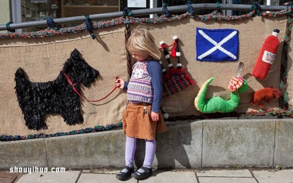 104-year-old grandma makes the town warm with knitted graffiti