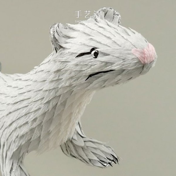 Fantasy creature sculptures made of paper, a surreal pi?ata work! 