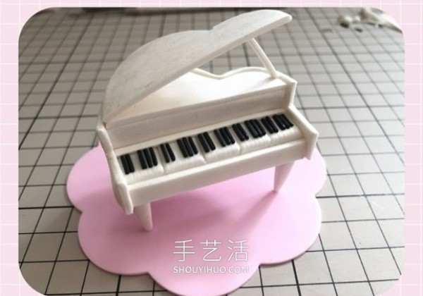 Tutorial on how to make a piano by hand using ultra-light clay