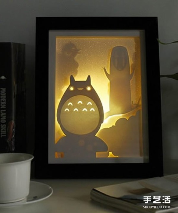 The picture of the exquisite paper carving night light seems to hide the magical fairy tale kingdom