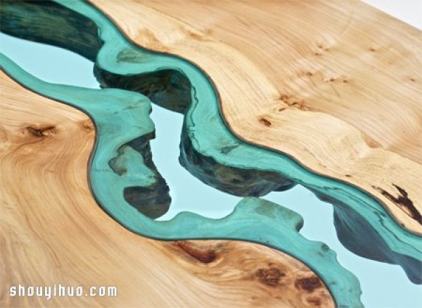 Use wood and blue glass to make a table with a beautiful river