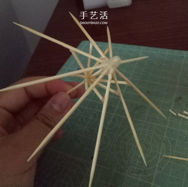 Look and take you to do it: use a little bit of cloth and toothpicks to make an umbrella for the doll Umbrella