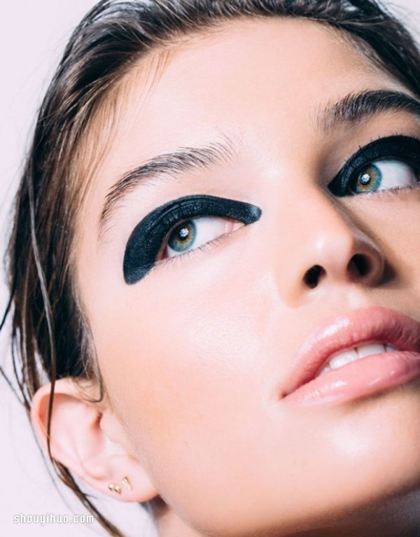 Cat-Eye Liner six party-style cat eye makeup