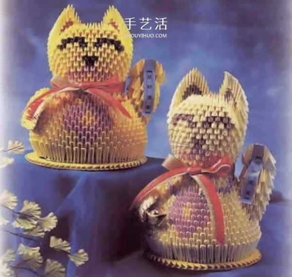 The mascot that attracts wealth and good luck! Illustration of how to insert a Lucky Cat in a triangle