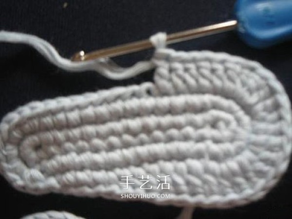 Illustrations of how to knit baby warm woolen shoes by hand-knitting baby shoes