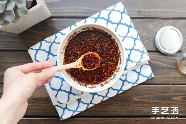 Simple and versatile chili oil DIY recipe for chili sauce that does not cover the original flavor of food