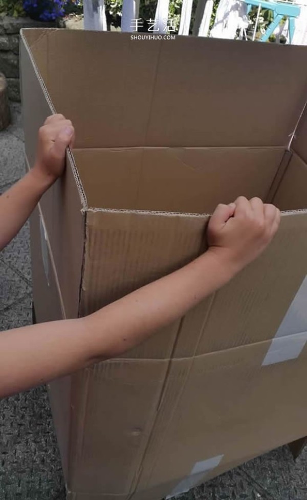 How to make a cardboard house and let your kids open a pizza shop