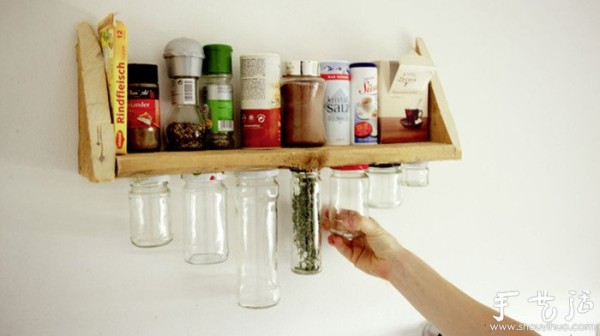 Super practical home crafts: DIY storage racks for glass bottles and jars