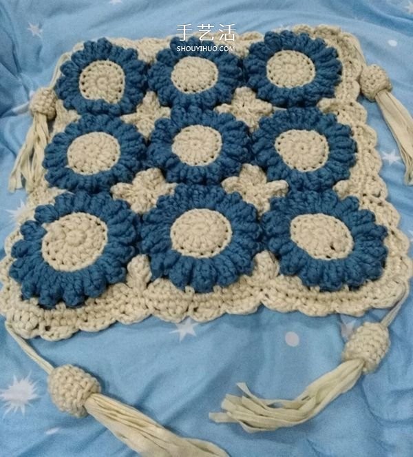 Illustrated crochet pattern of a square cushion with tassels and a two-color sunflower pattern~