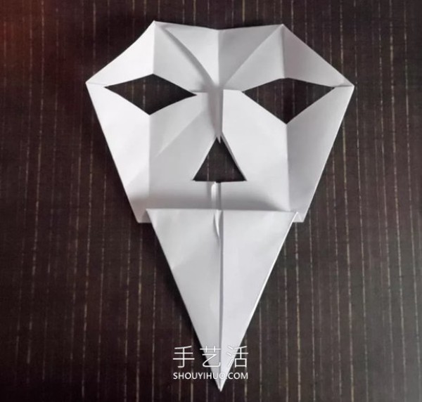 Illustrated tutorial on how to fold an origami skull mask