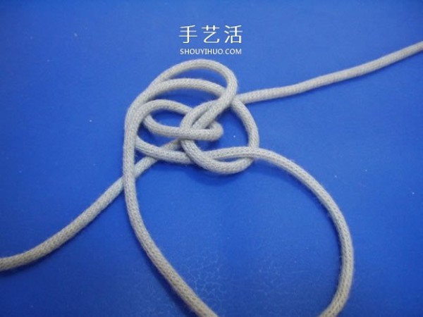 Illustration of how to tie a two-strand sailors knot