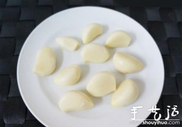 The technique of peeling garlic teaches you how to peel garlic quickly