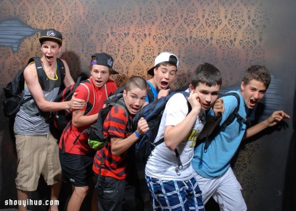 Super hilarious ~ 22 pictures of grown men being scared in a haunted house! 