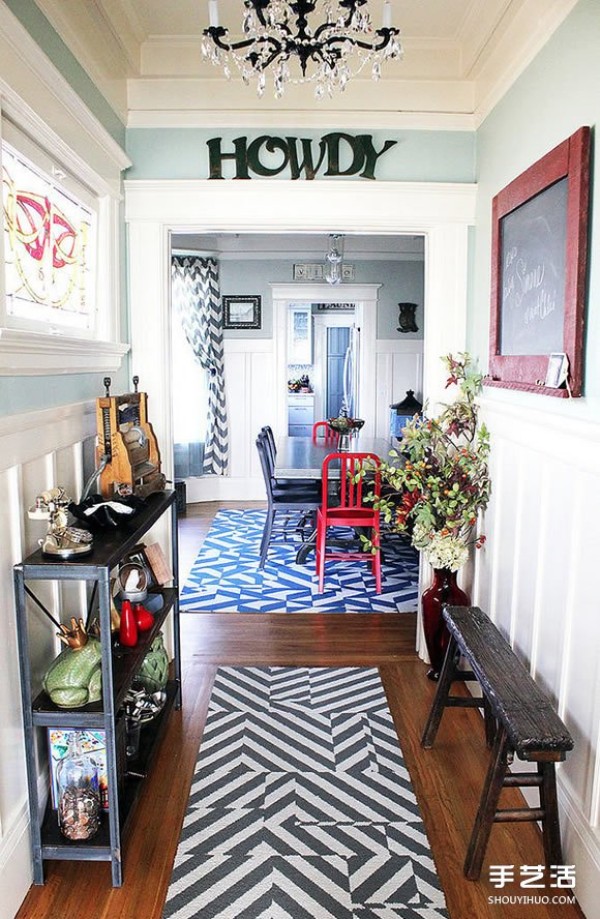 She decorated the entire apartment with furniture found at the flea market