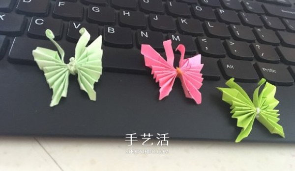 Illustrated tutorial for an easy origami butterfly