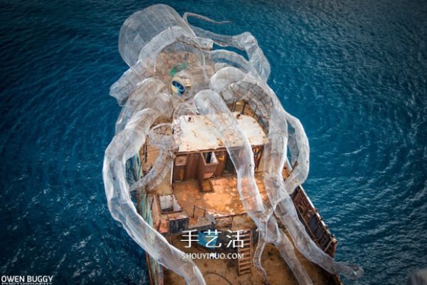 The World War II battleships with giant octopuses have become artistic artificial islands