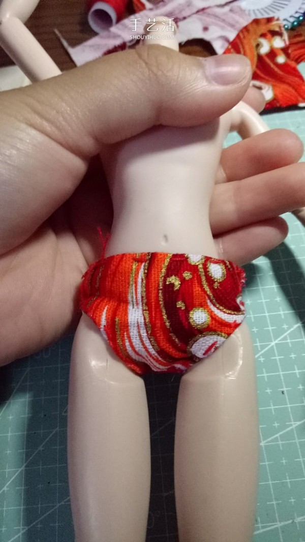 Chou Chou will show you how to make beautiful doll clothes by hand