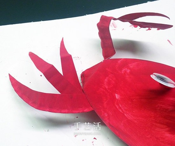 Handmaking cute little crabs on paper plates is a happy summer craft! 