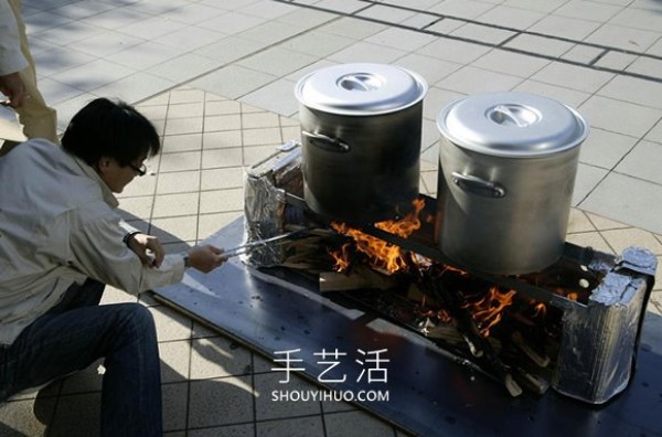 Japanese stove bench! A disaster prevention design that turns the chair surface into a stove