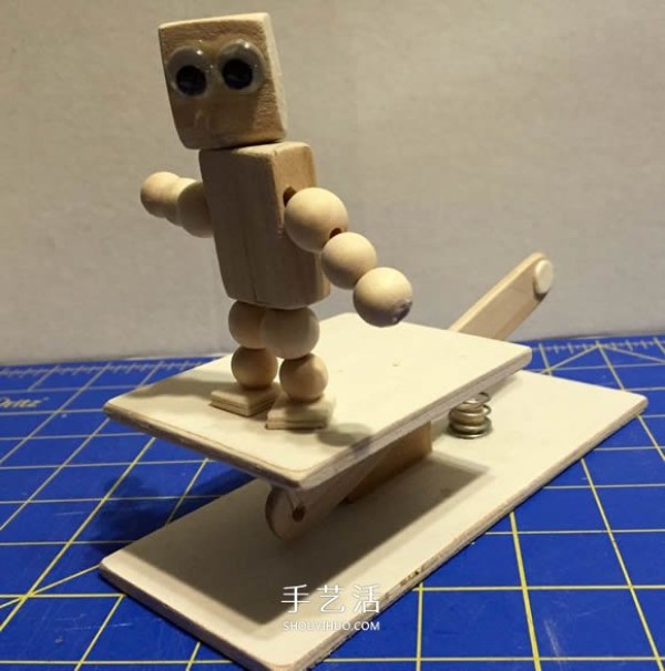 Illustrated tutorial on homemade dancing puppet toys