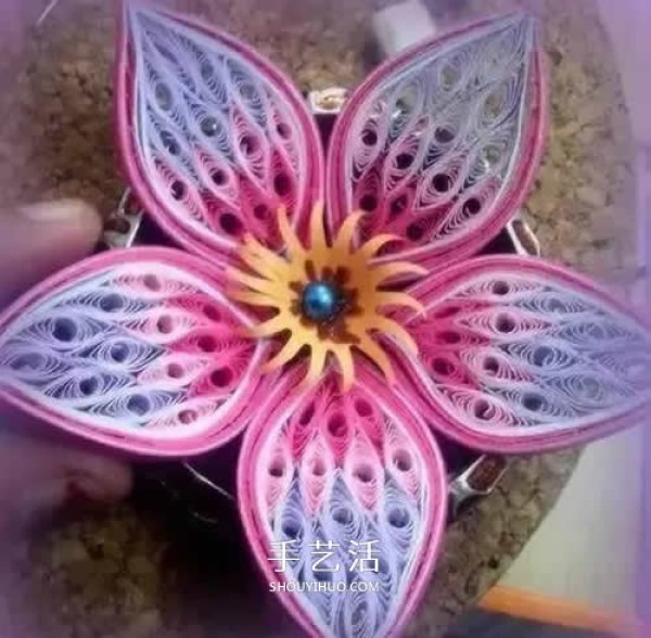 The pictures of exquisite paper-quilling art works make people want to do it themselves