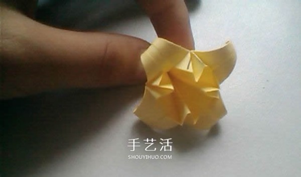 Illustrated process of origami using three-dimensional lilies for weddings