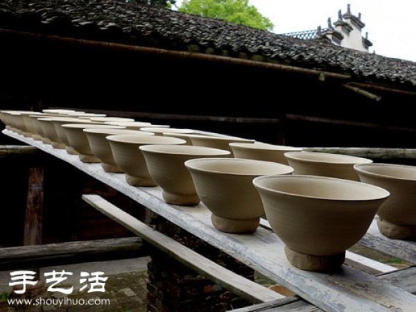 Jingdezhen, the ancient production process of a blue and white porcelain bowl