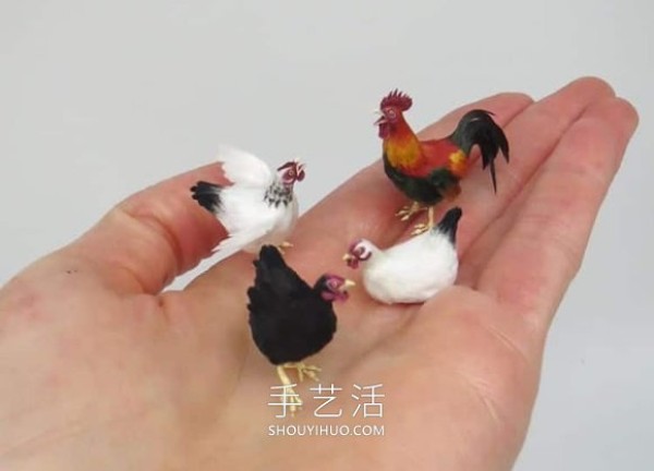 Super realistic miniature animal statues that fit on your fingertips! 