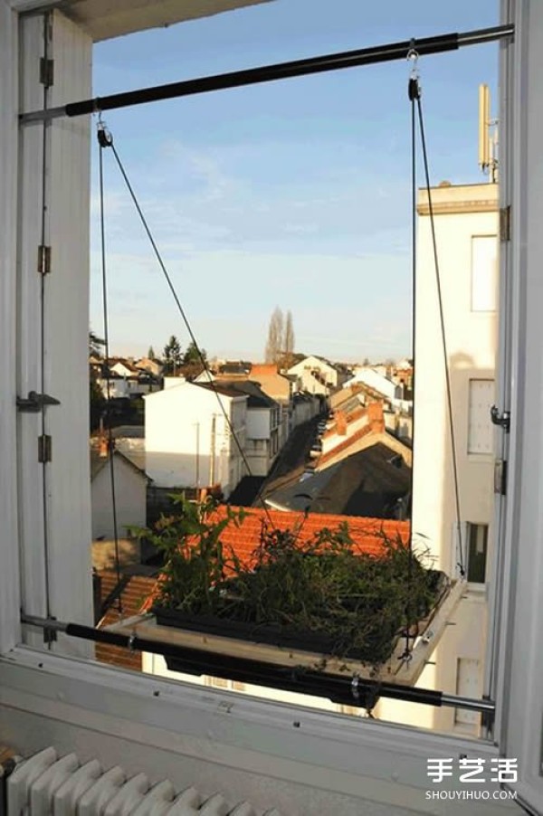 The movable window sill transformation makes green potted plants become the most unique window