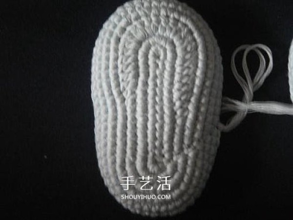 Illustration of how to knit baby warm woolen shoes by hand-knitting baby shoes