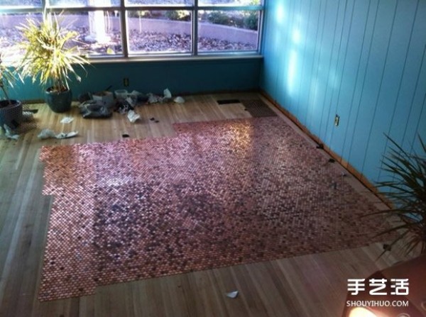 Tens of thousands of one-cent coins to pave the floor to make the floor shiny and golden. What a rich man!