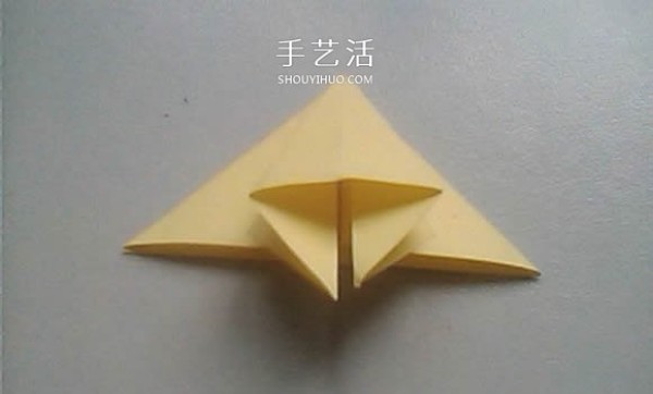 Illustrated process of origami using three-dimensional lilies for weddings