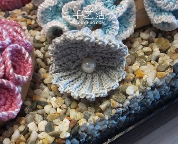 She crocheted sea creatures to create a realistic aquarium