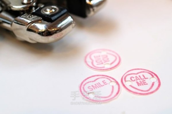 Making candy-style bracelets with heat-shrinkable sheets is simple and super sweet! 