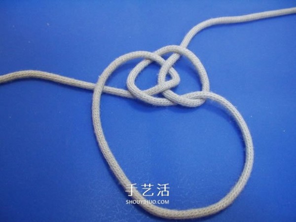 Illustration of how to tie a two-strand sailors knot