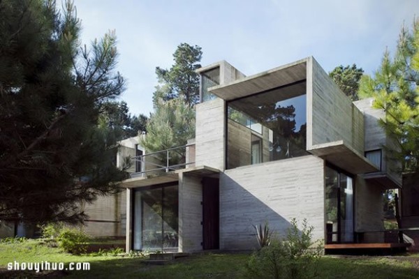 Forest villa design created by combining concrete and glass materials