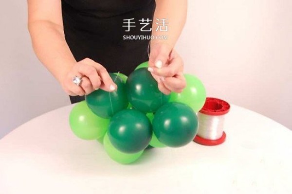 Handmade balloon-shaped tree for Arbor Day" border="0" width ="550" height="366" src="https://img.111diy.com/timthumb.php?src=/d/file/20220110/scuxqxxchen.jpg" /></p>
<p align="center"><img alt="Hand-made balloon-shaped tree. Use balloons to make a big tree for Arbor Day."  alt=