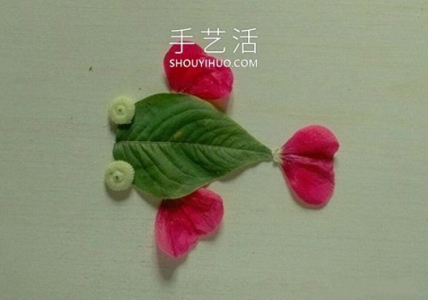 The picture of goldfish pasted on leaves and petals is simple and beautiful