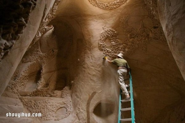 Ra Paulettes artistic dream: 10 years of free-hand carving of the dream castle