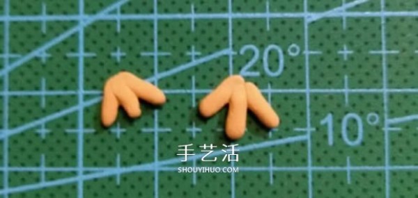 Step-by-step picture of hand-making the cute chicken team Mikey with ultra-light clay