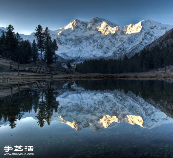 A shocking reflection photo of the same scenery on the water