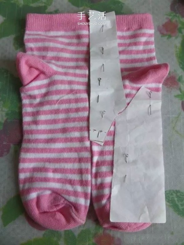 Simple use of socks to make doll clothes has these uses besides wearing them! 