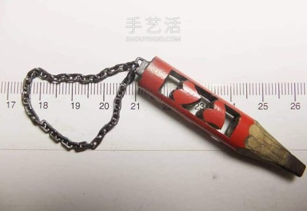 Amazing patience! Beautifully hand-carved chain with pencil lead