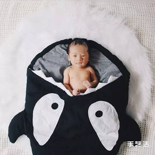 Babys cute and creative photo DIY starts the first big adventure in life