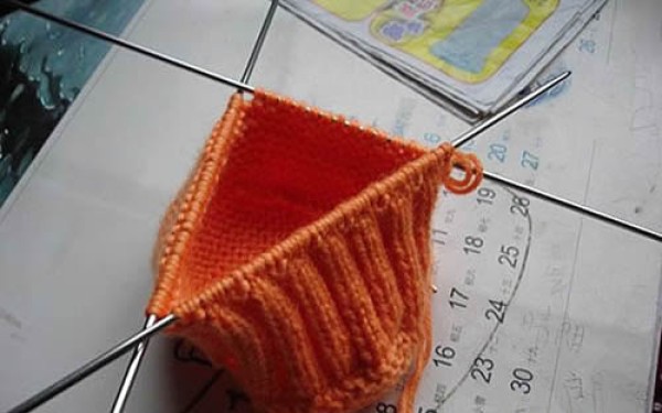 How to Knit Warm Shoes for Baby, Illustration of Knitting Cute Baby Shoes