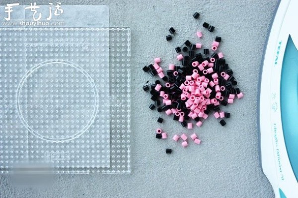 Tutorial on DIY QR code coasters with black and white plastic beads