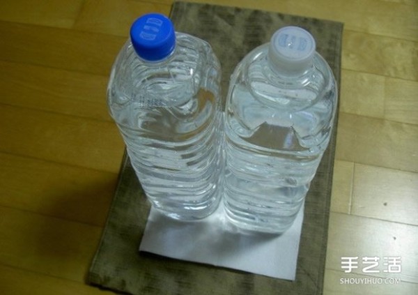 How to iron clothes without an iron, just use a mineral water bottle! 