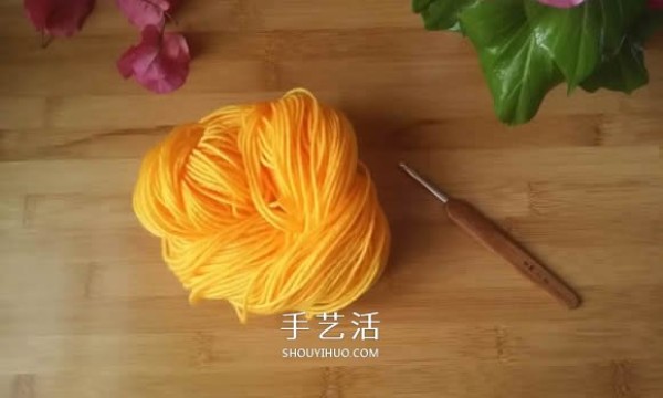 Illustration of the method of hand-crocheting single-color flower cushion/coaster