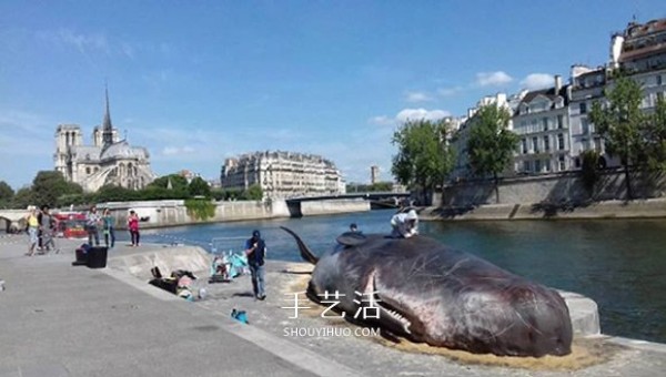 Shocking installation art! Sperm whale "stranded" on the banks of the Seine